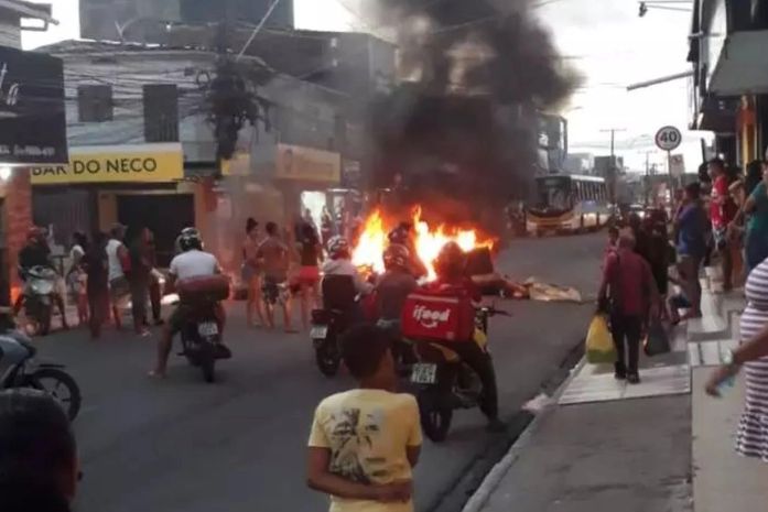 Sem água há quase 10 meses, moradores do Jacintinho protestam e denunciam descaso