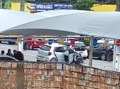 Carro bateu no poste