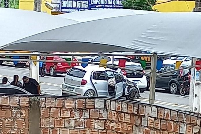 Carro bateu no poste