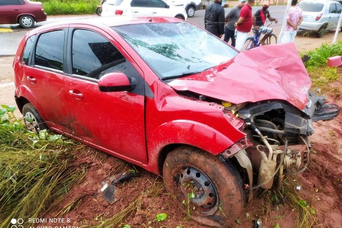 Motorista embriagado invadiu contramão e colidiu com moto; homem ficou ferido.