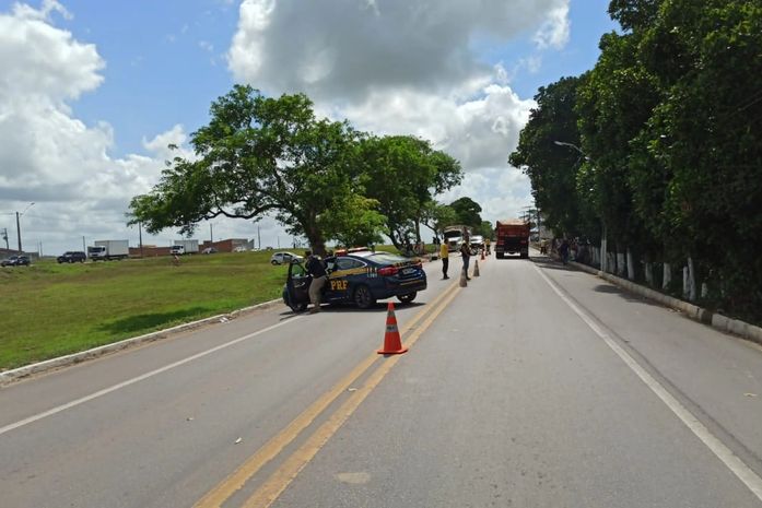Colisão entre carreta e moto deixa um homem morto na BR-316