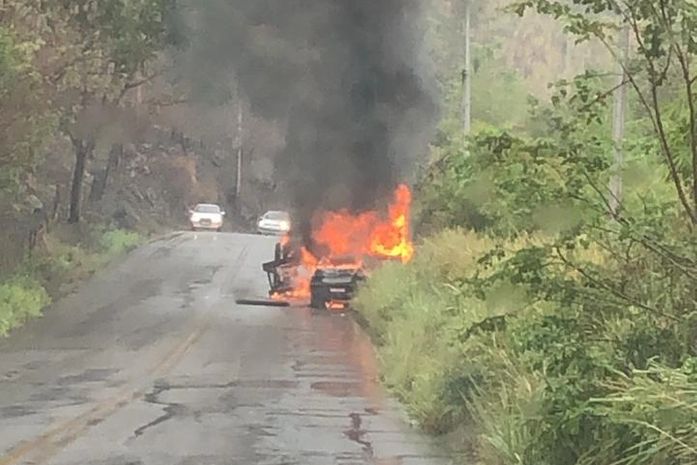Veículos ficam em chamas após colisão na AL-210, em Cajueiro