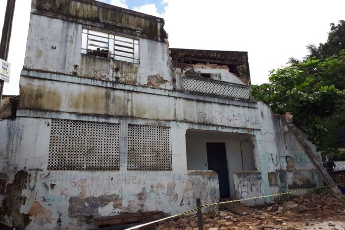 Defesa Civil interdita prédio no Centro após parte da estrutura desabar