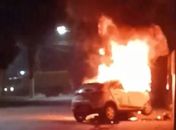 Carro pega fogo e fica destruído após colidir contra muro no interior de Al; veja o vídeo
