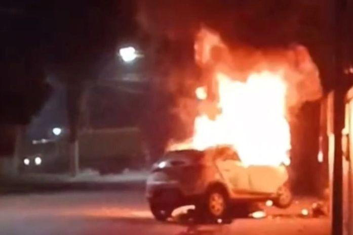 Carro pega fogo e fica destruído após colidir contra muro no interior de Al; veja o vídeo
