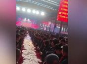 Empresa coloca dinheiro em 'mesão' e faz funcionários disputarem cédulas