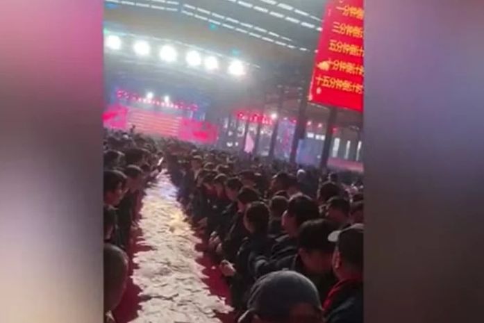 Empresa coloca dinheiro em 'mesão' e faz funcionários disputarem cédulas