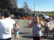 Paralisação das obras de UBS gera protesto da população na Al-115 Arapiraca