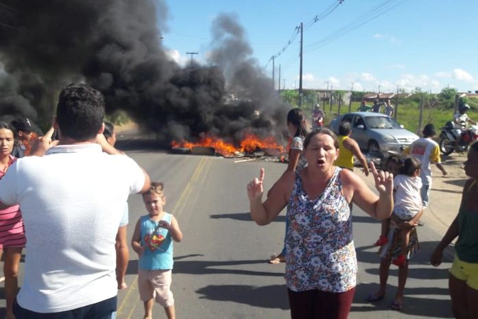 Paralisação das obras de UBS gera protesto da população na Al-115 Arapiraca