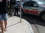 Dupla rouba R$ 87 mil na porta de banco e polícia prende um dos suspeitos