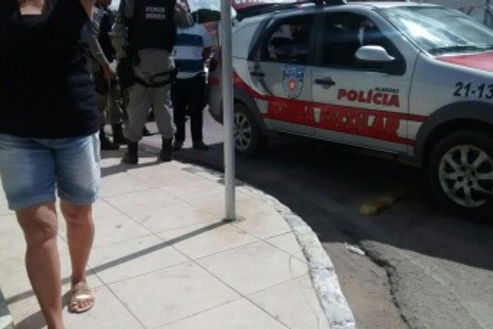 Dupla rouba R$ 87 mil na porta de banco e polícia prende um dos suspeitos