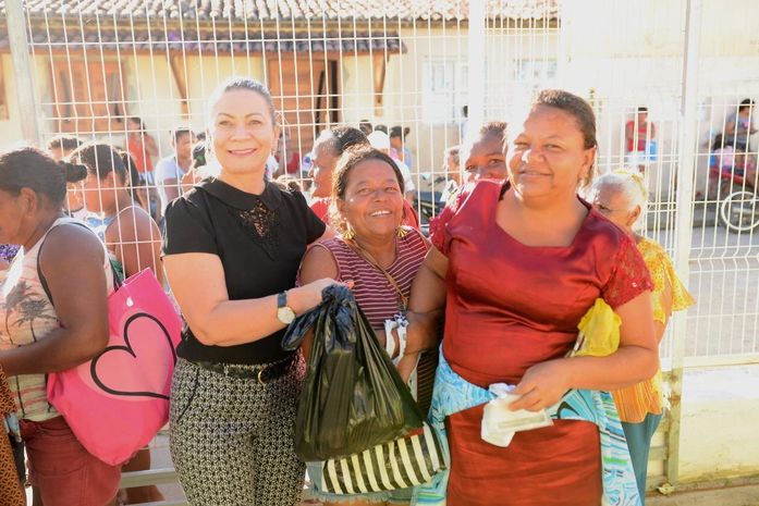 Prefeita de Major Isidoro entrega mais de uma tonelada de Alimentos.