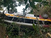 Ônibus com cerca de 40 pessoas perde o controle e capota em mata na Serra da Barriga; Veja imagens