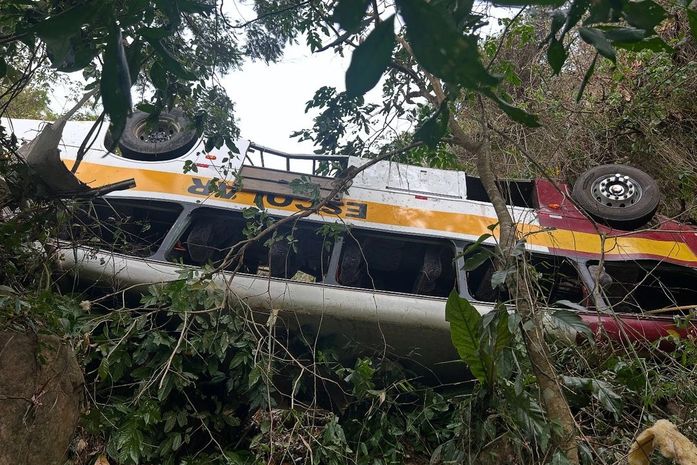 Ônibus com cerca de 40 pessoas perde o controle e capota em mata na Serra da Barriga; Veja imagens