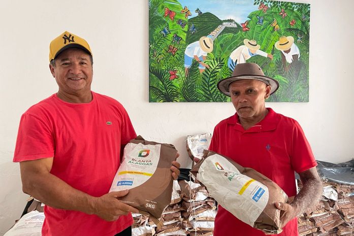 Prefeitura de Santana do Mundaú entrega mais de 4,5 toneladas de sementes para agricultores
