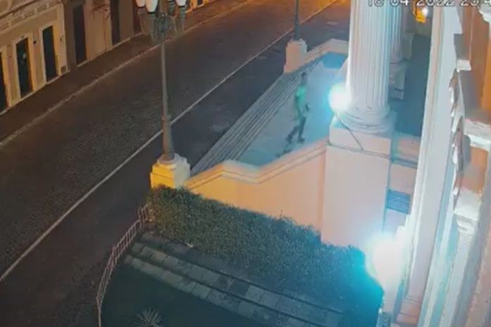 Câmeras registram furto de refletores na Associação Comercial de Maceió; oito equipamentos foram levados