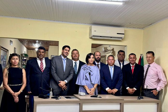 Com a prefeita e vereadores, vice-prefeito eleito de Monteirópolis, é empossado