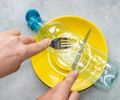 Plástico no dia a dia contamina comida com micro e nanoplásticos; entenda