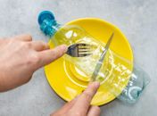 Plástico no dia a dia contamina comida com micro e nanoplásticos; entenda