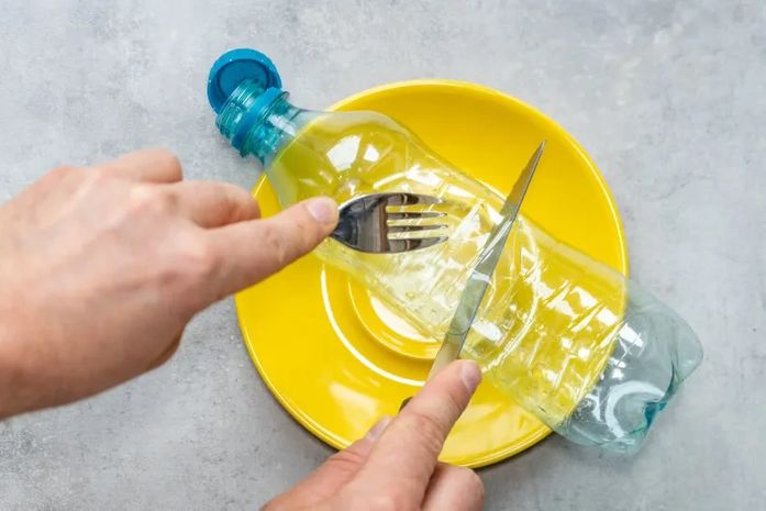 Plástico no dia a dia contamina comida com micro e nanoplásticos; entenda