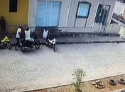 Vídeo: Dupla armada rouba celular de morador no Povoado Pedrão em Olho d´Água das Flores
