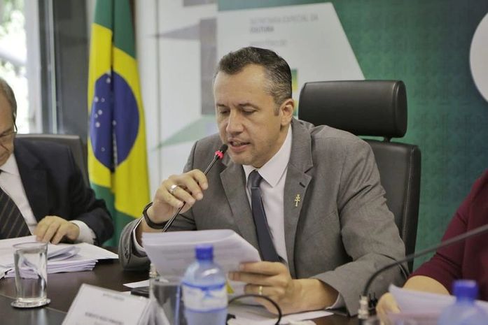Bolsonaro exonera secretário especial da Cultura, Roberto Alvim