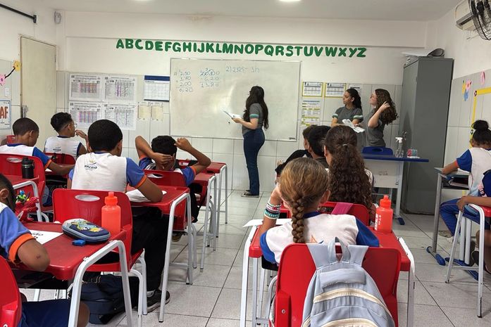 Educação que une: estudantes de escola particular preparam alunos de escola pública para o SAEB
