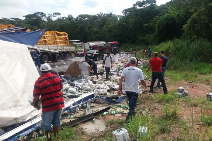 Caminhões colidiram na BR-101, no Km 112