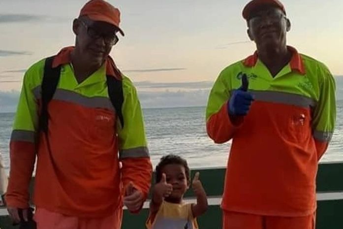 O menino, aos 3 anos, afirma que gari é um herói que recolhe lixo.