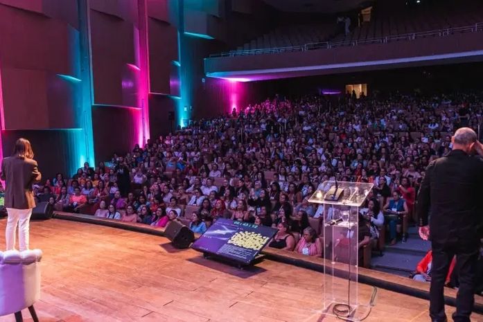 Empreendedoras lotam o Teatro Gustavo Leite na 2ª edição do Entre Elas