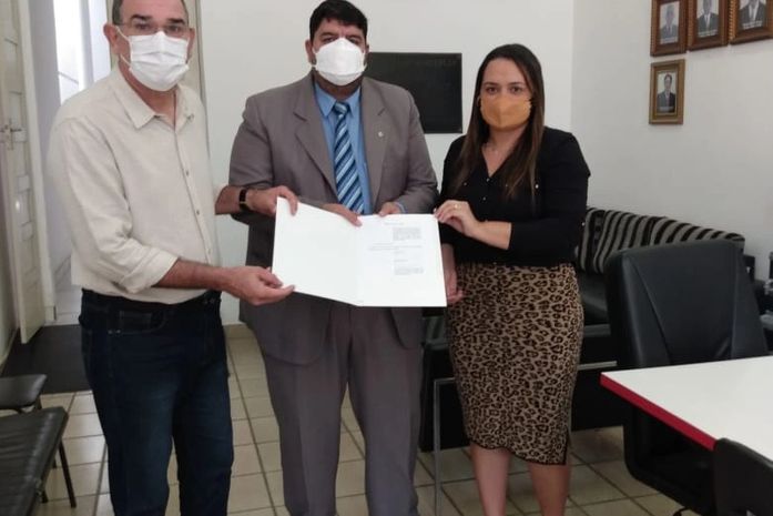 Radialista Rondon Caetano recebe da OAB-Palmeira PL que agiliza e pune com mais rigor motoristas que conduzem veículos sob efeito de Álcool