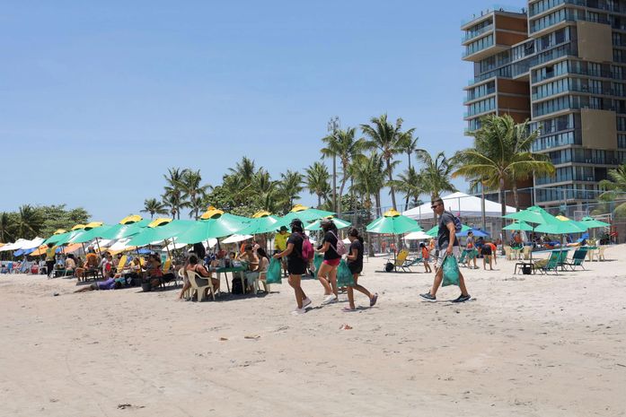 Educação ambiental: mutirão de limpeza mobiliza voluntários na praia da Pajuçara, em Maceió