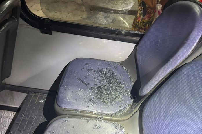 Briga por suposta rivalidade entre facções termina com quebradeira em ônibus; acusado foi preso e autuado