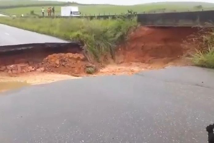 Trecho da BR-101 afunda e interdita rodovia totalmente; veja vídeo