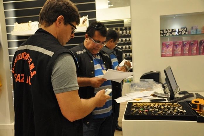Fiscais de tributos estaduais durante Operação Cartão de Visitas