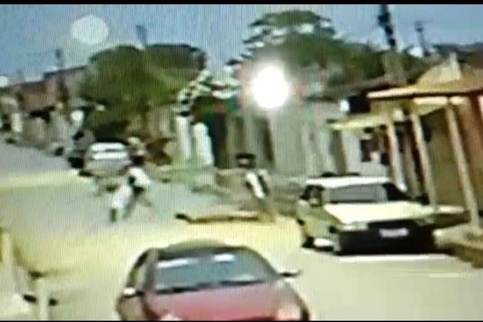Vítima de duplo homicídio luta com criminoso antes de ter canivete cravado nas costas