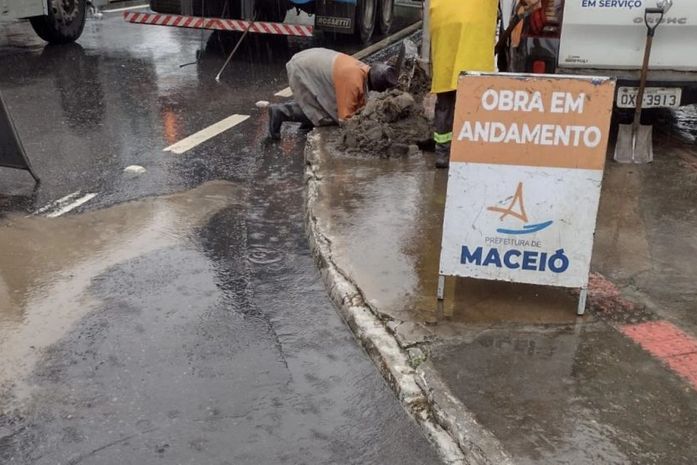 Galeria sendo desobstruída no Farol