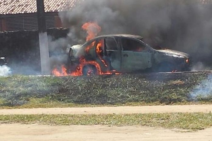Veículo ficou destruído
