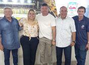 Adaelson e Ângela (centro) ladeados de integrantes da ACEA