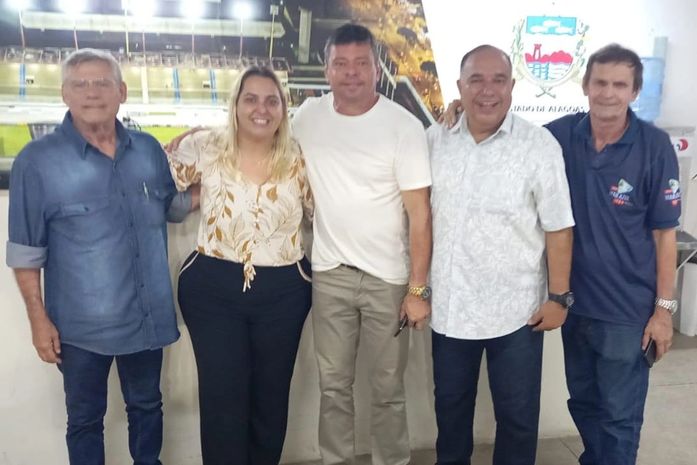 Adaelson e Ângela (centro) ladeados de integrantes da ACEA
