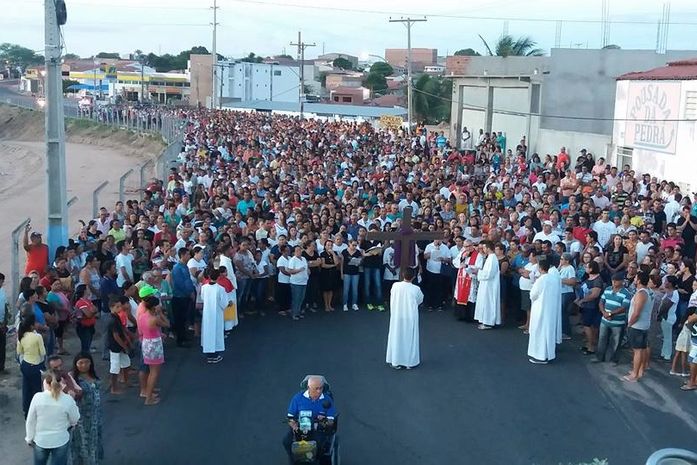Centenas de fiéis participam da Via Sacra em Delmiro Gouveia