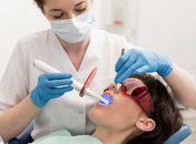 Como é feito o clareamento dental e quais cuidados são necessários?