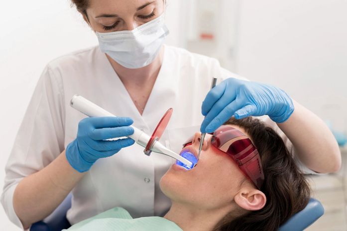Como é feito o clareamento dental e quais cuidados são necessários?