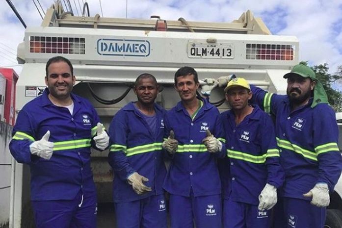 Prefeito Renato Filho ao lado dos profissionais da limpeza