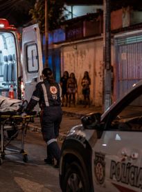 Tentativa de feminicídio: mulher é esfaqueada e suspeito é preso após ser espancado por populares, em Maceió