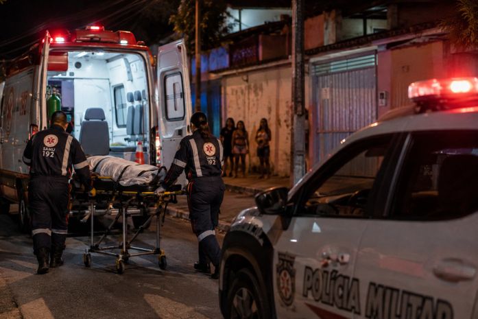 Tentativa de feminicídio: mulher é esfaqueada e suspeito é preso após ser espancado por populares, em Maceió