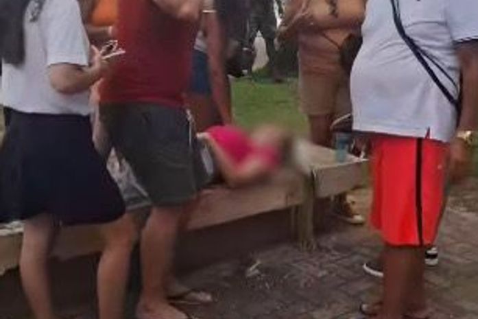 Barra de ferro cai de prédio em construção e deixa mulher ferida na orla da Ponta Verde