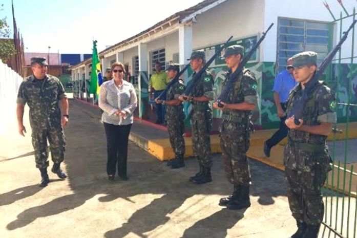 Dia do Soldado: prefeita Célia Rocha visita o Tiro de Guerra
