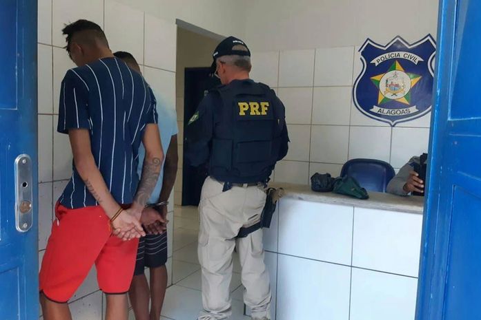 Passageiros de táxi são presos com maconha em mochila.