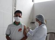 Saúde de Anadia imuniza 100% dos trabalhadores da limpeza urbana e de indústrias com 1ª dose contra a Covid-19